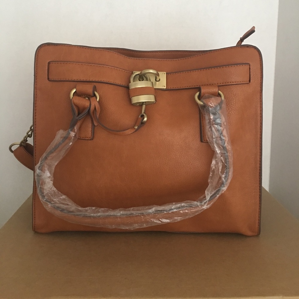 NWT. Saddle colored handbag