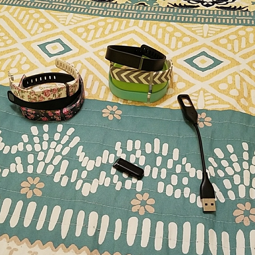 Fitbit Flex with 4 large bands and 3 small!