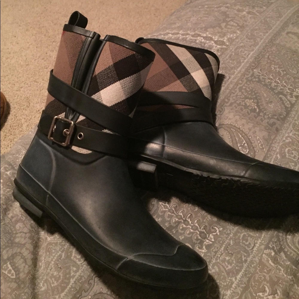 Burberry short rain boots