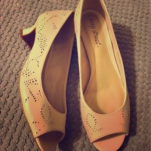 Timeless retro kitten heels