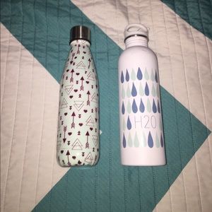 Stainless steel water bottles.