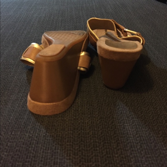 Nine West gold-tan combo sandals. Size 6.5. - Picture 3 of 3