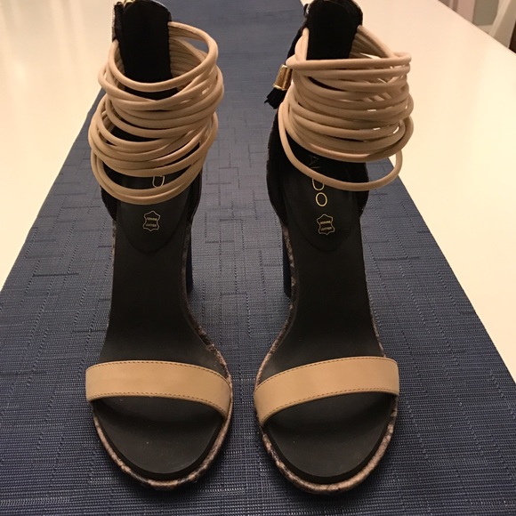 Sexy strappy nude and snakeskin sandals - Picture 2 of 3