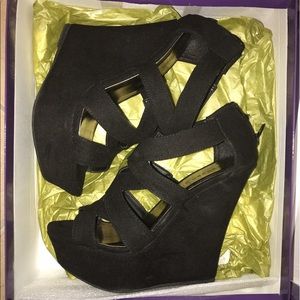 Black wedges