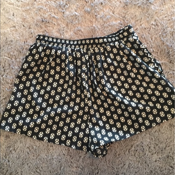 Patterned Flowy Shorts - Picture 2 of 3