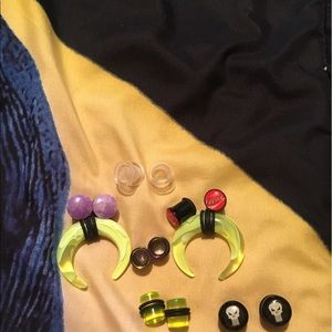 Gauges. Mostly 00's. one pair 0's
