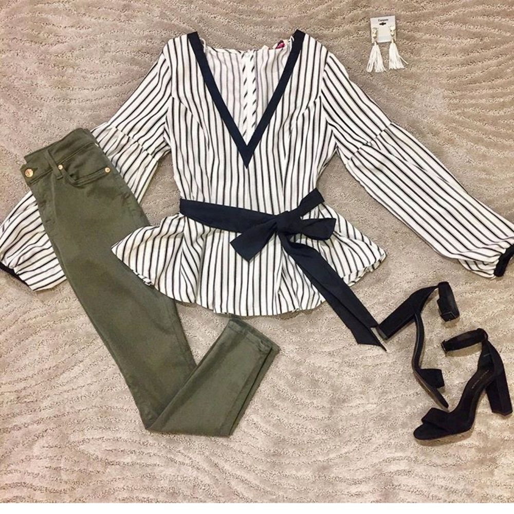Black and white long sleeve blouse w V neck