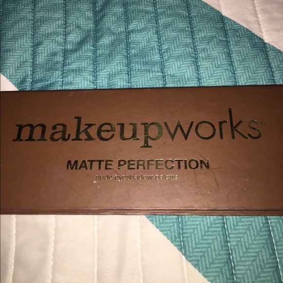 Eyeshadow kit - Picture 3 of 3