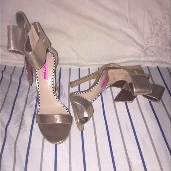 Betsey Johnson Gold Bow Sandals Sz 9 - Picture 1 of 4