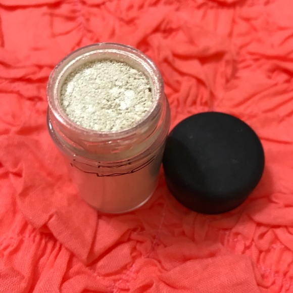 MAC Vanilla Pigment - Picture 3 of 3