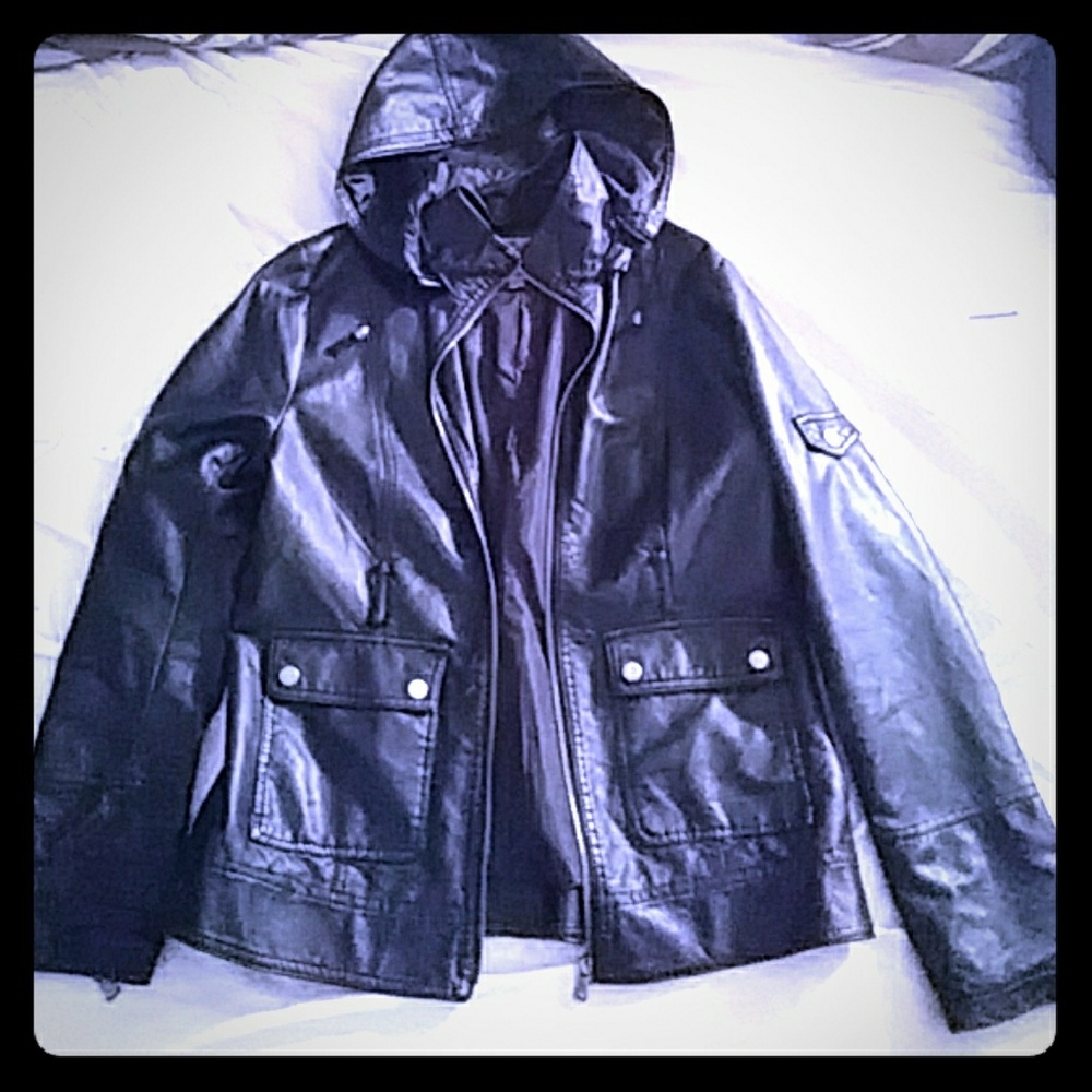 Im selling a black leather jacket