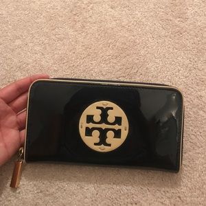 Tory burch wallet: navy blue with creme emblem.