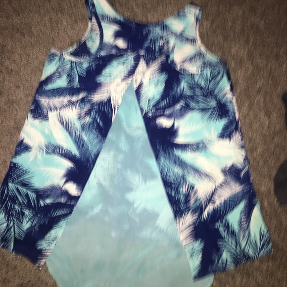 A Hawaiian shirt with palm trees - Picture 2 of 2