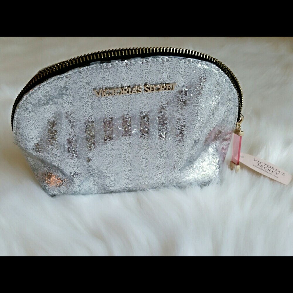 NWT VS Makeup bag in Silver