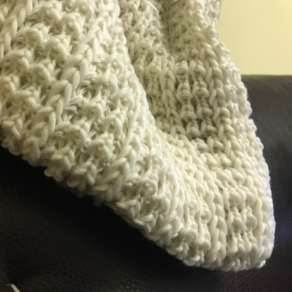 Beautiful Ivory Chunky Scarf - Picture 2 of 2