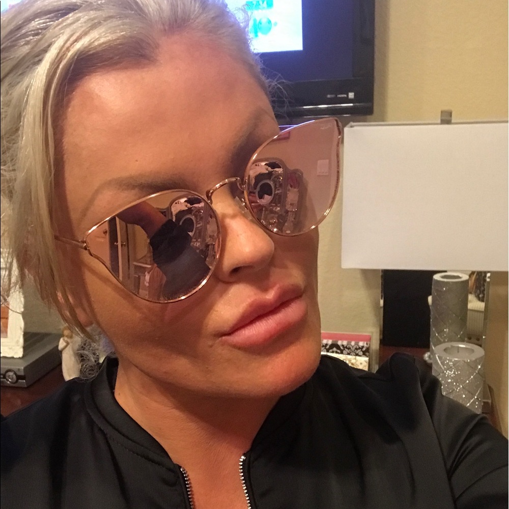 QUAY pink & rose gold sunnies 💕 - Picture 2 of 6
