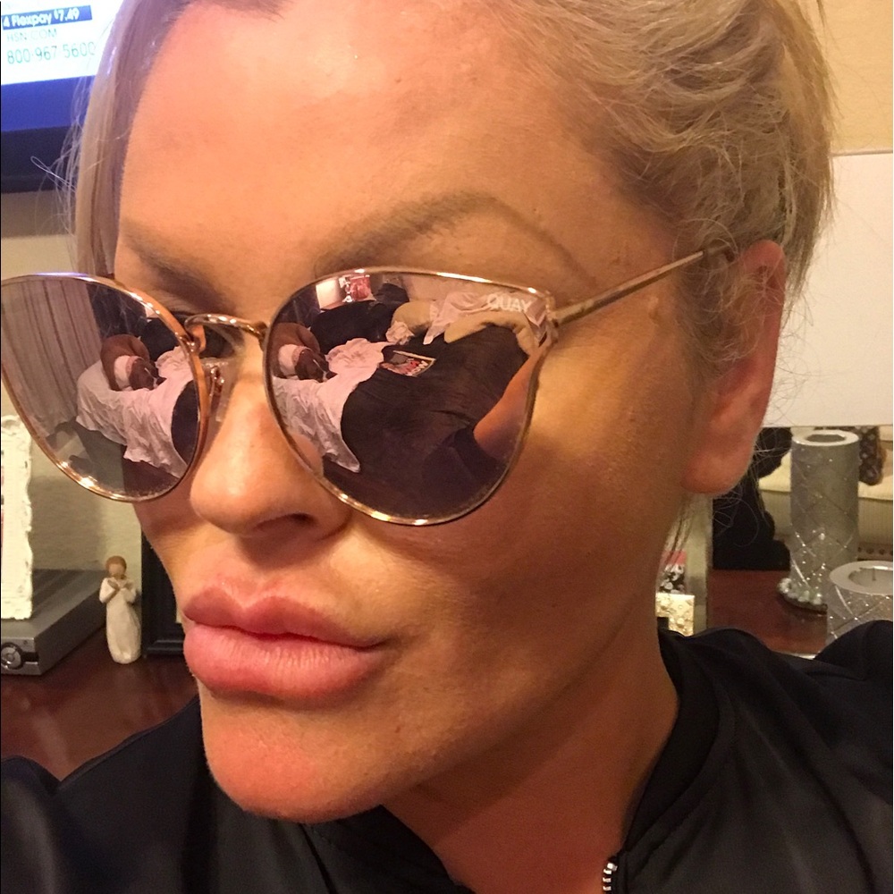 QUAY pink & rose gold sunnies 💕 - Picture 5 of 6
