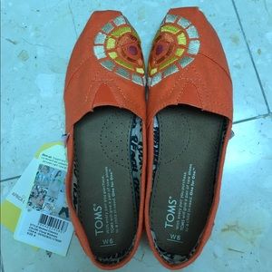 New with tag- TOMS Vibrant embroidered print