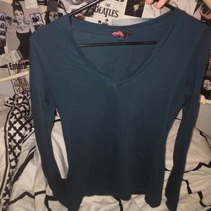Long sleeve V-neck