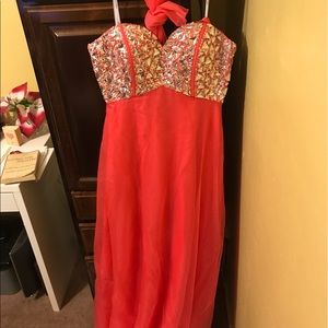 Sweetheart neckline dress.