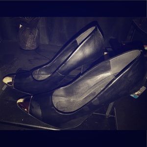 Black Pumps
