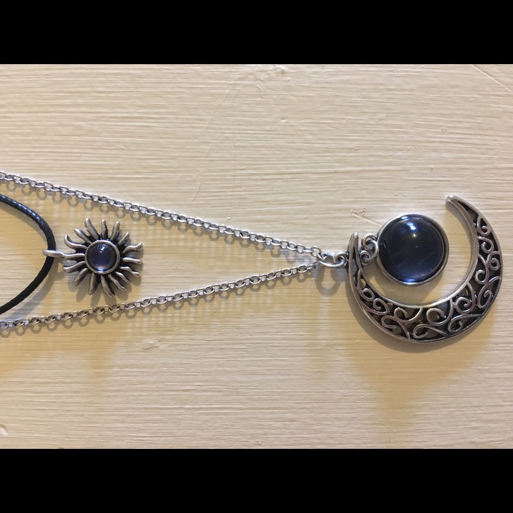 Mood changing necklace with a sun/moon