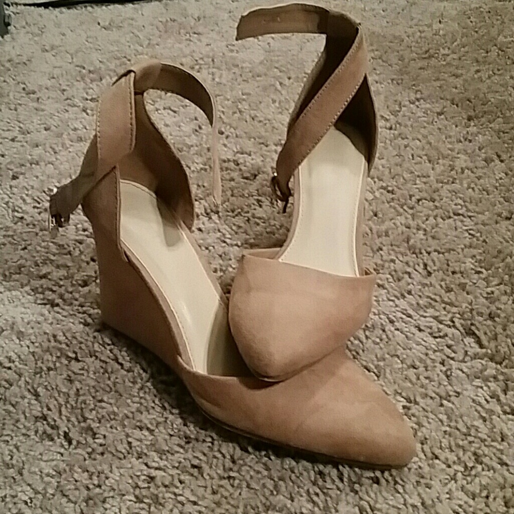 Nude wedges