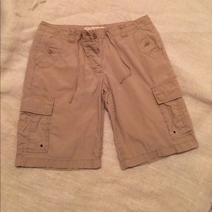 J Crew khaki cargo shorts size 6 EUC (run large)