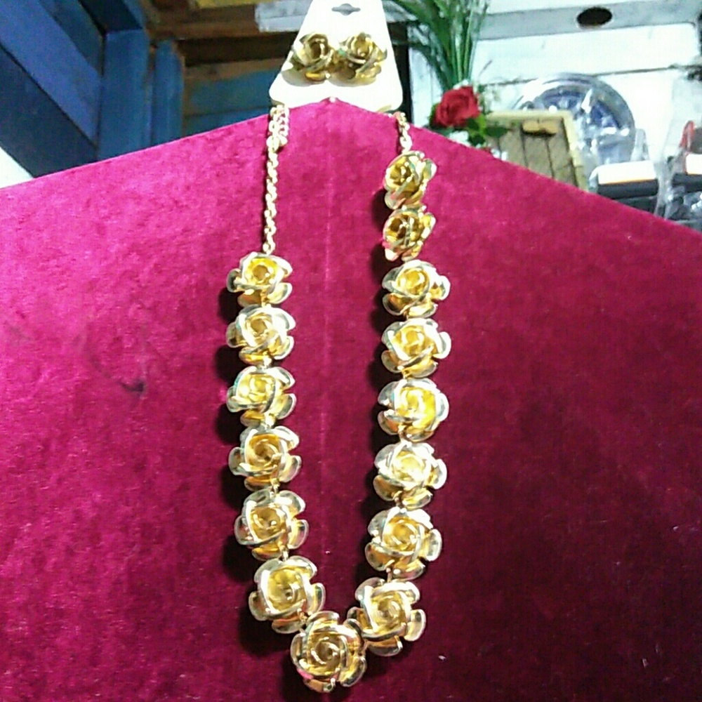 Necklace earrings set