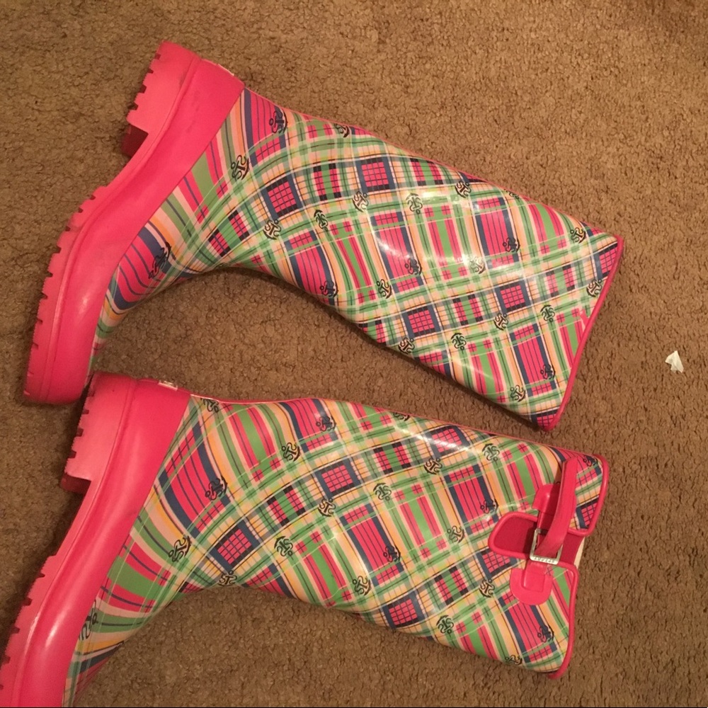 It is pink sperry boots