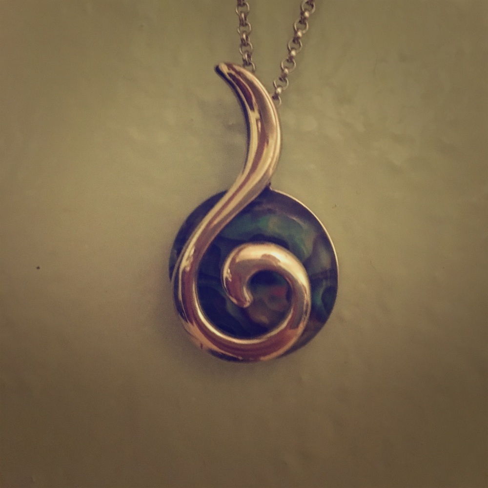 Iridescent spiral wave pendant and chain