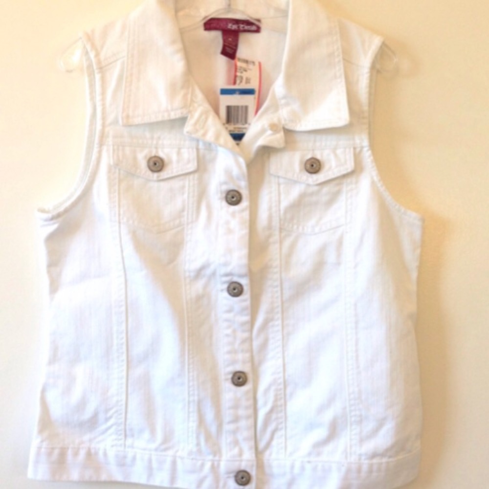 sleeveless white jacket