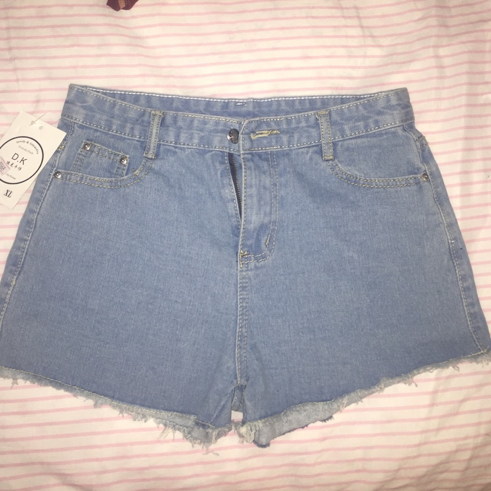 🌹EMBROIDERED ROSE DENIM HIGH WAISTED SHORTS🌹