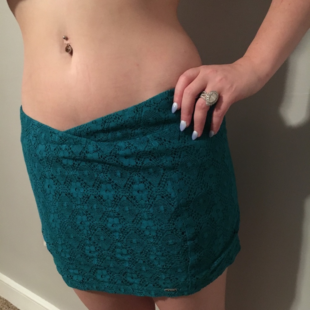 Teal Volcom never worn mini skirt. Size 5
