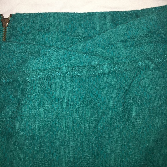 Teal Volcom never worn mini skirt. Size 5 - Picture 3 of 7
