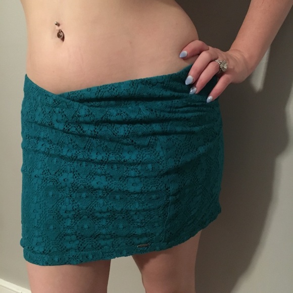 Teal Volcom never worn mini skirt. Size 5 - Picture 2 of 7