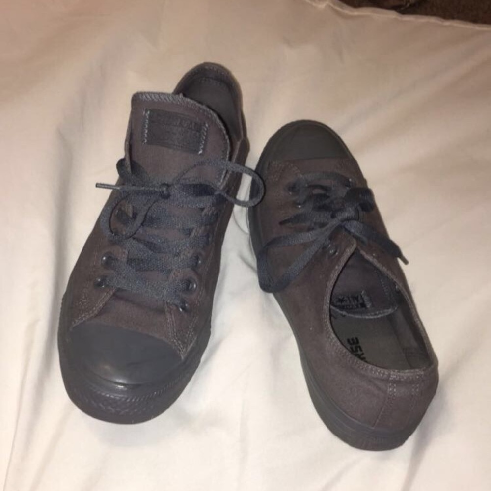 men size 10 all grey converse shoes!