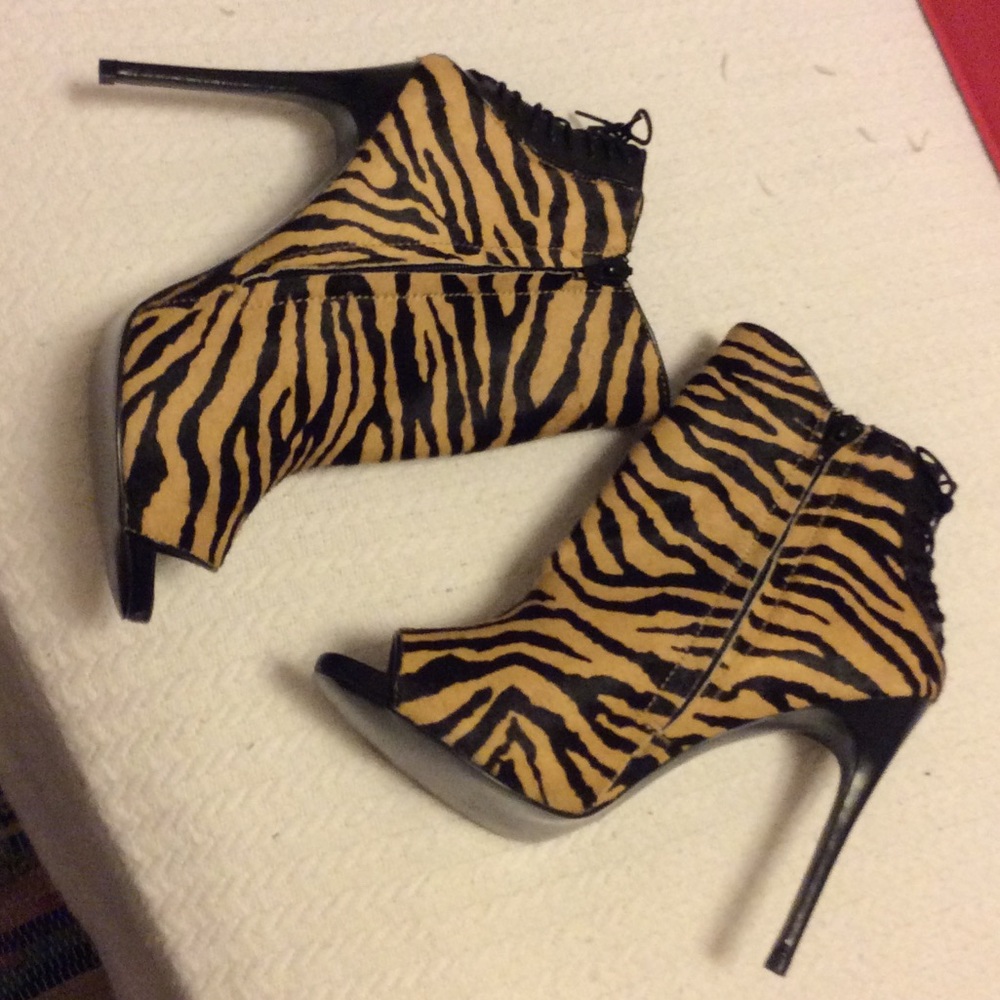 🚨🚨SOLD🚨🚨 Steve Madden Korsett Tiger 🐯 Booties - Picture 7 of 8