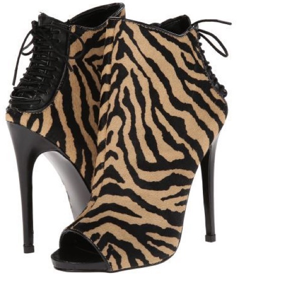 Steve Madden Shoes - 🚨🚨SOLD🚨🚨 Steve Madden Korsett Tiger 🐯 Booties