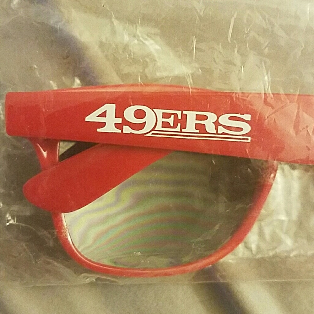 Red sunglasses - Picture 2 of 3