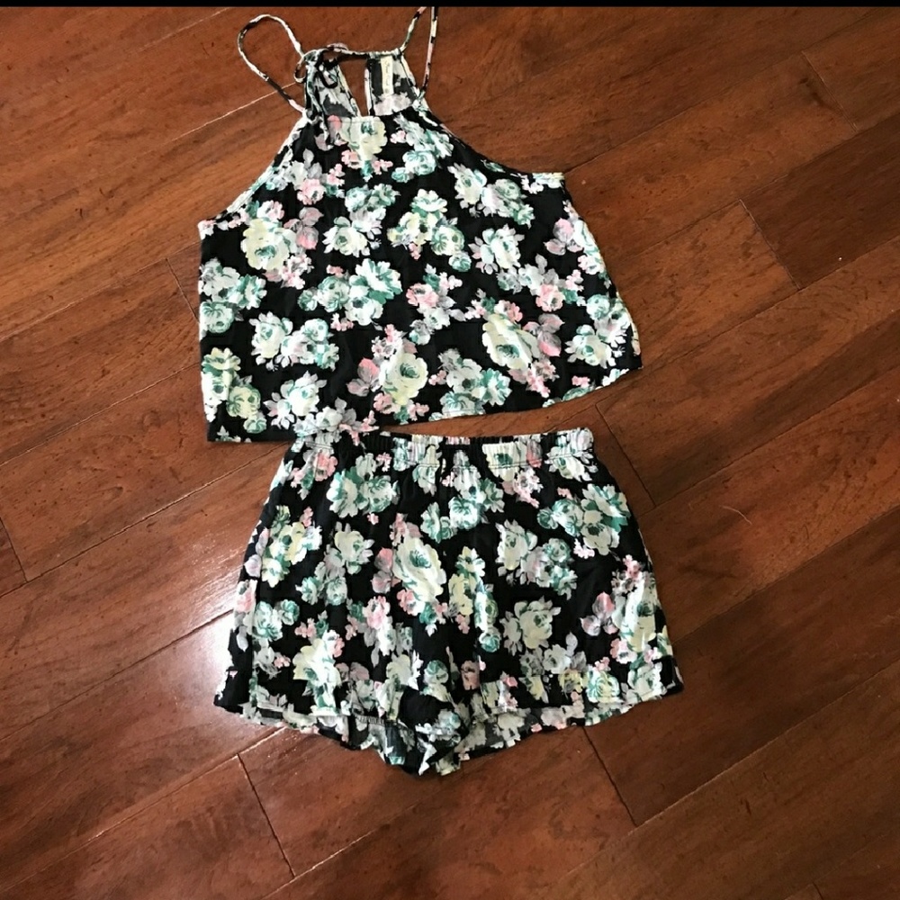 2 piece shorts set sz small..excellent condition