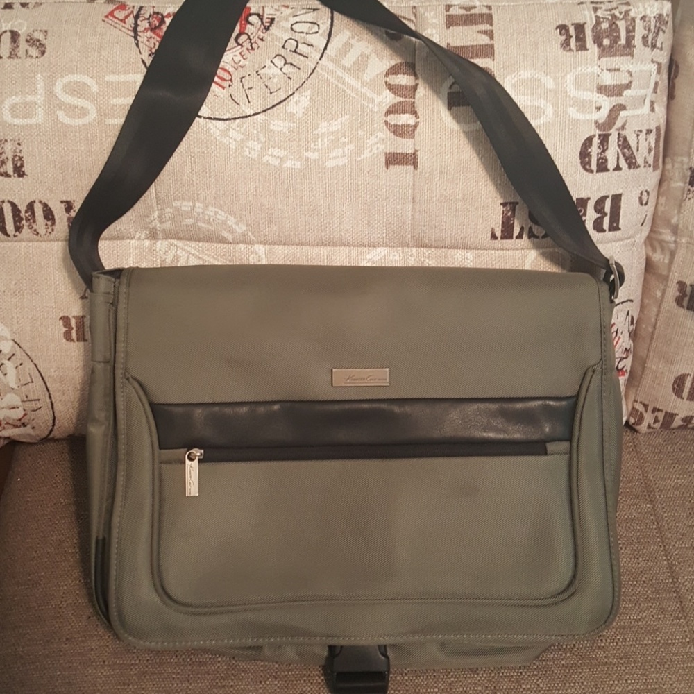 GUC kenneth cole messenger bag!