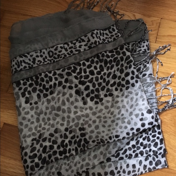 Gray black and white scarf - Picture 2 of 2