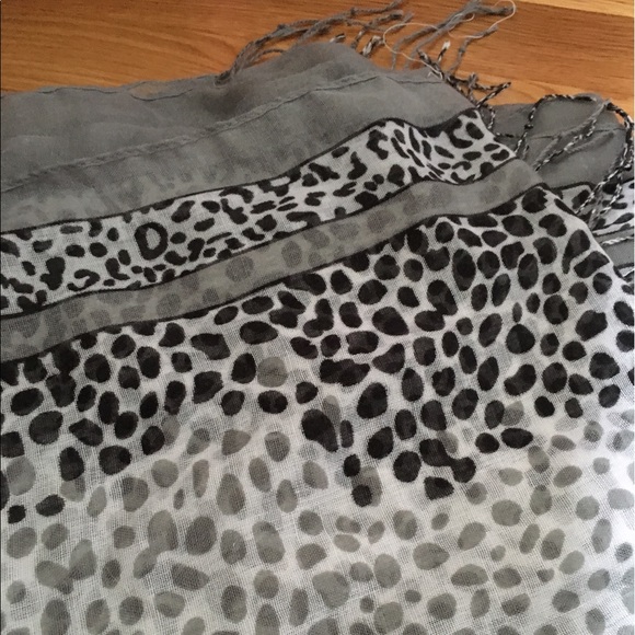 Gray black and white scarf - Picture 1 of 2