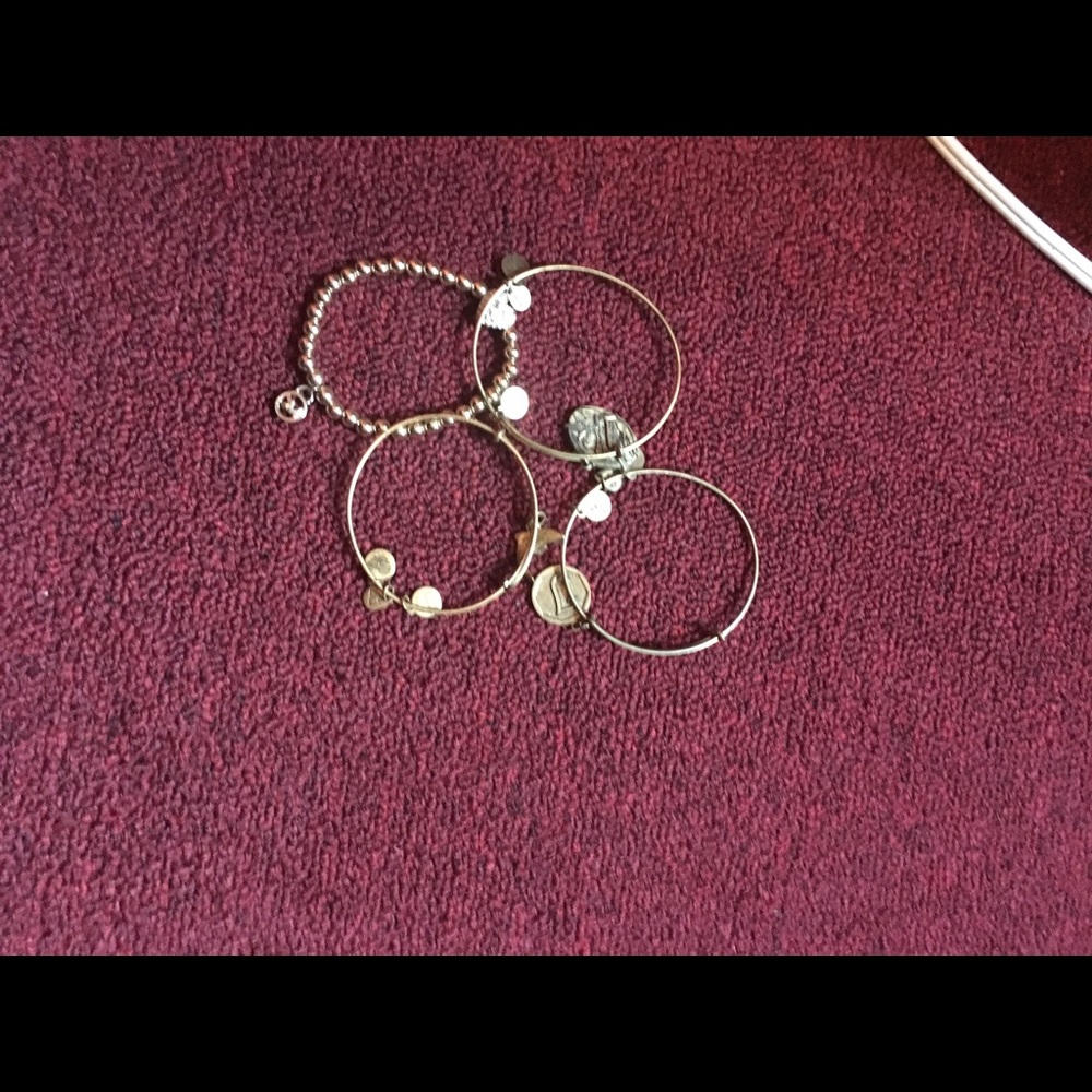 Bracelets bundle good conditions