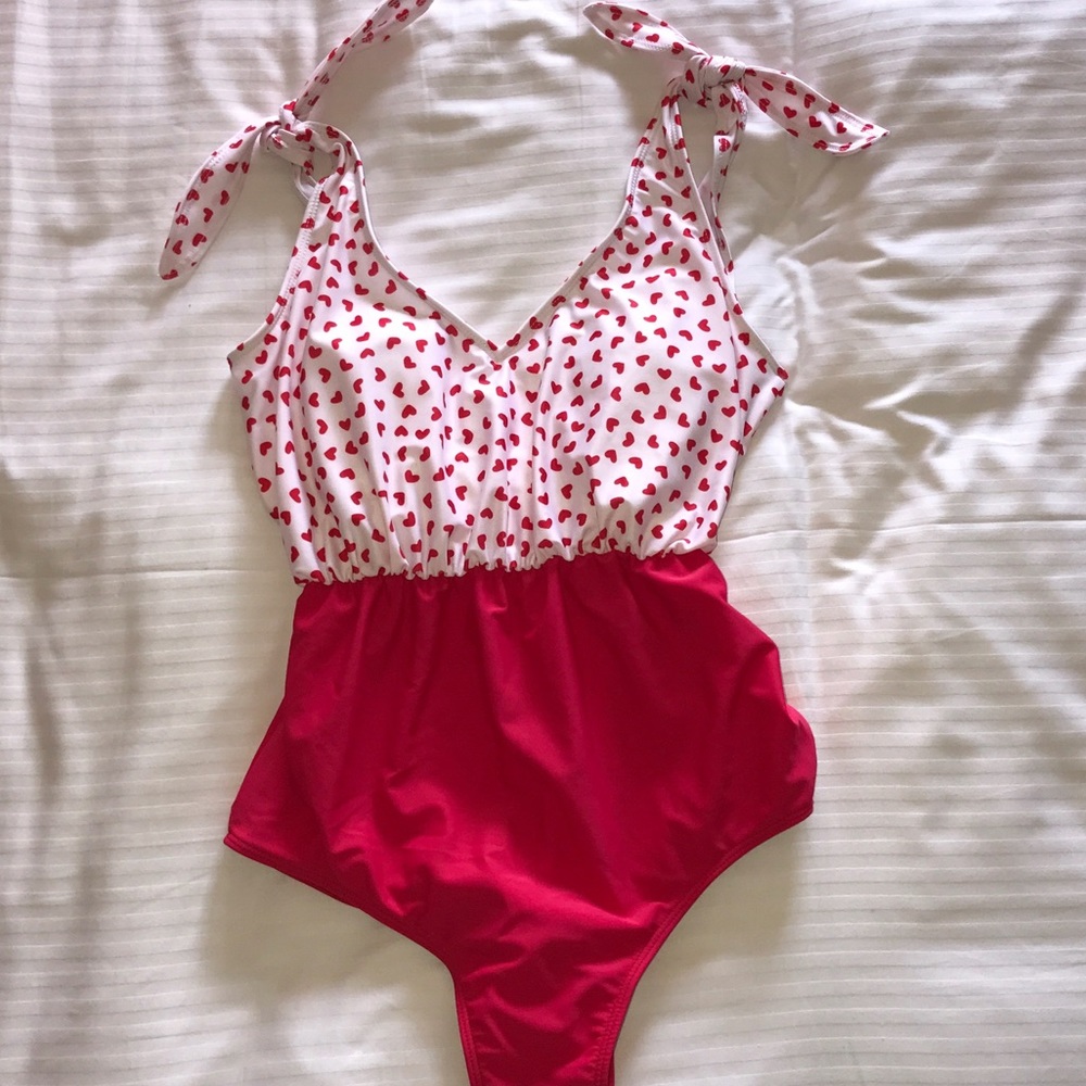 Kortni Jeane hearts one-piece swimmer