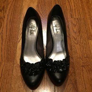 Women's dress shoes, small heel