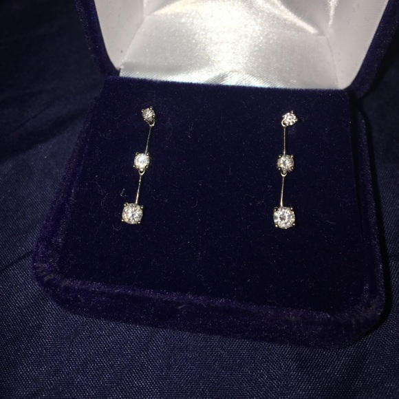 ✨NWT✨ Stunning Triple Drop Diamond Earrings - Picture 2 of 3