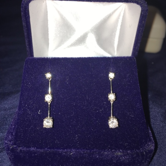 ✨NWT✨ Stunning Triple Drop Diamond Earrings - Picture 3 of 3