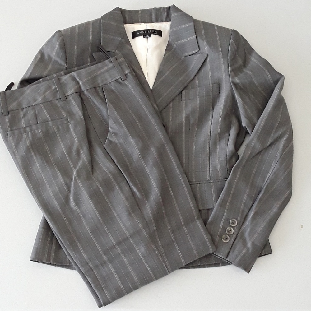 ANNE KLEIN SUIT SZ2P  w/ 6 tops 4  of 6 NWT 05105